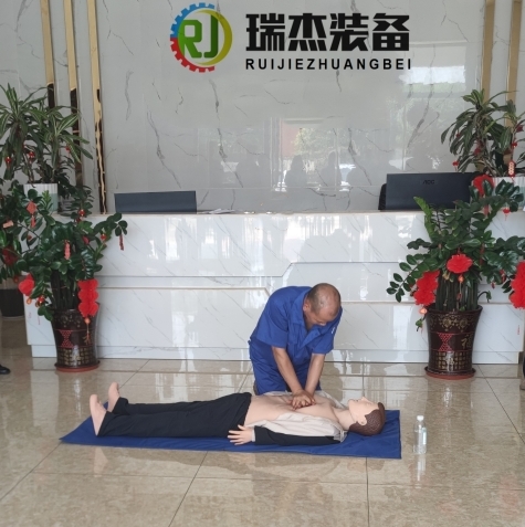 Обучение навыкам оказания первой помощи на месте на заводе Жуйцзе